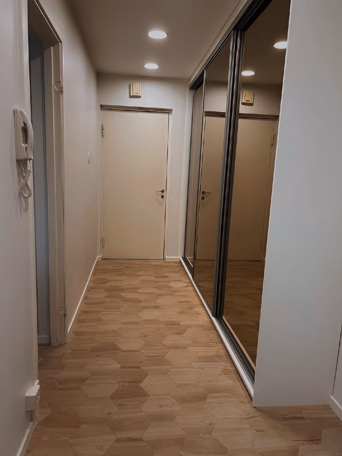 Uusi laattalattia remontoidussa käytävässä